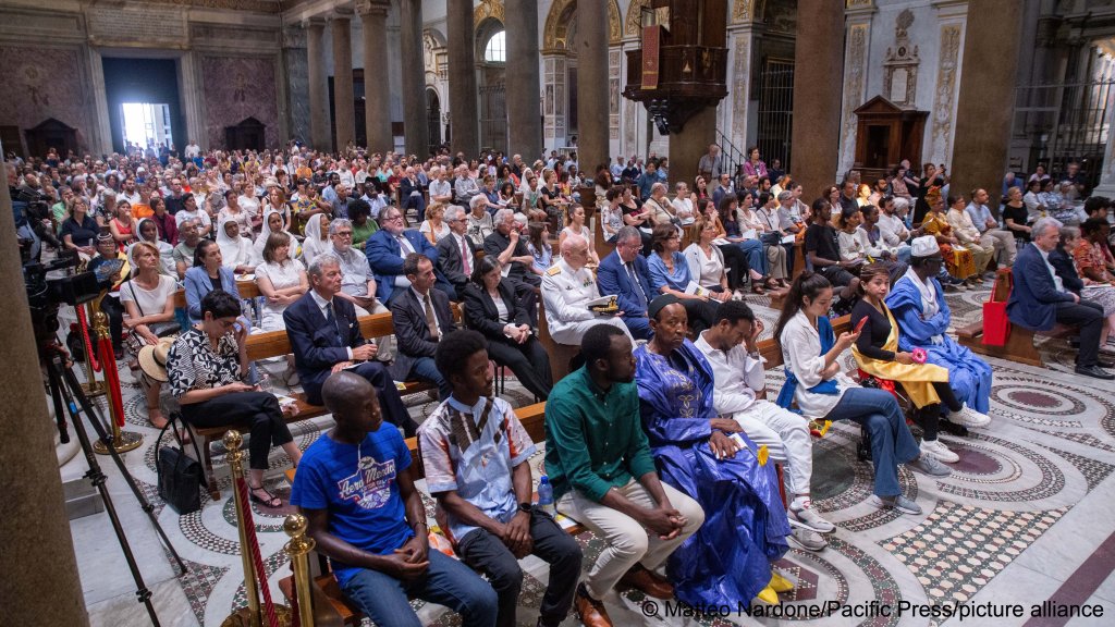 A prayer vigil in the Basilica of Santa Maria in Trastevere, Rome, in memory of migrants who have died "of hope" | Photo: picture alliance / Matteo Nardone / Pacific Press