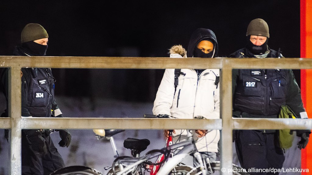 A migrant arrives to the Vartius border station in Kuhmo, eastern Finland, on November 19, 2023 | Photo: All Finland photos: picture alliance/dpa/Lehtikuva / Miska Puumala