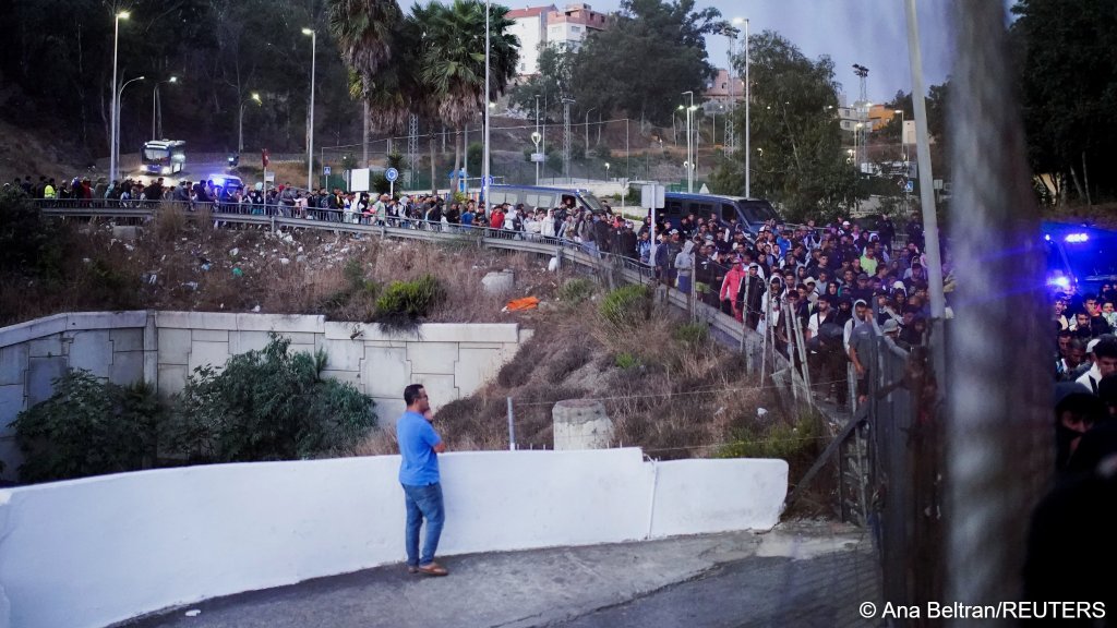 Police relocates hundreds of migrants to a new facility following the mass crossing of migrants at the border with Morocco in Ceuta, Spain, September 13, 2026 | Photo: Ana
Beltran/Reuters