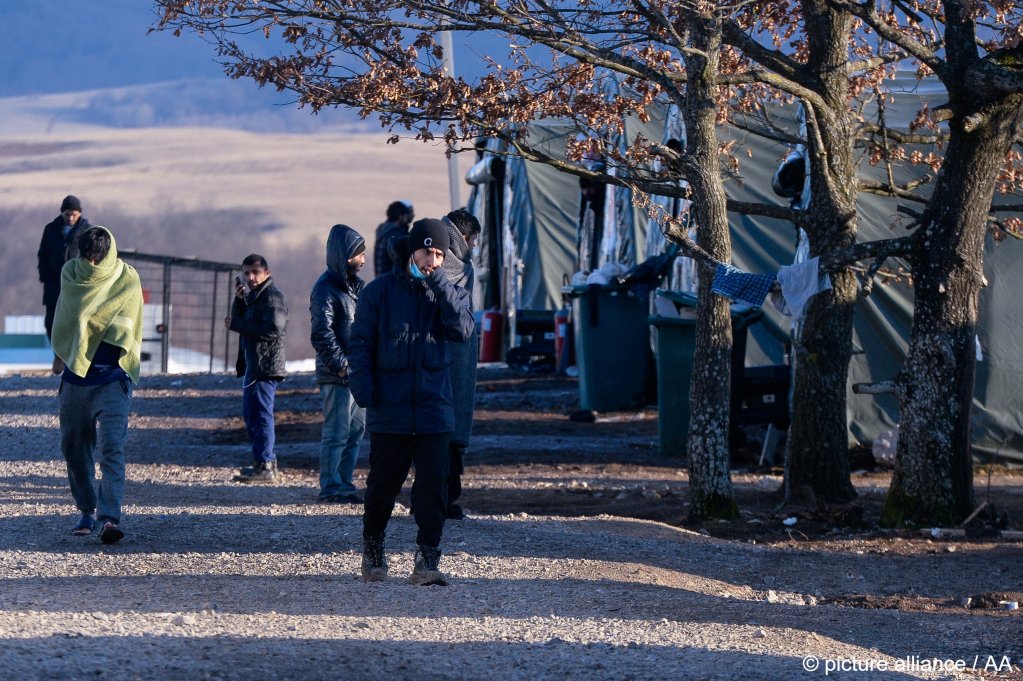 پس از این که کمپ لیپا در ماه دسمبر سال ۲۰۲۰ براثر آتش سوزی از بین رفت، پناهجویان و مهاجران در خیمه ها زندگی می کردند/ Amar Mehic / Anadolu Agency