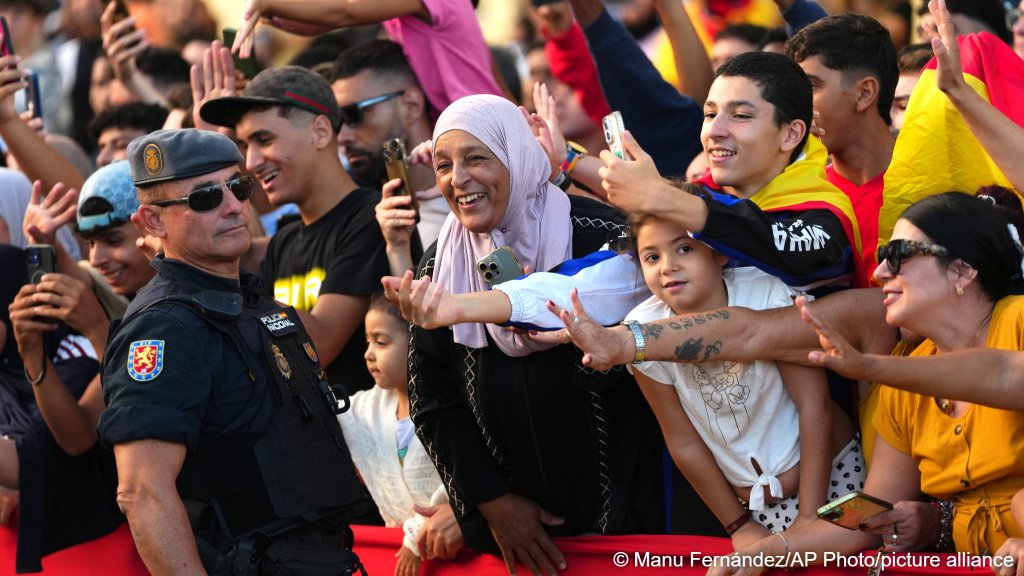 People react as Spain's King Felipe VI and Queen Letizia arrive at Sidi Embarek Cemetery, where people who died at sea on July 30 and 31 are buried | Photo: Manu Fernández/AP Photo