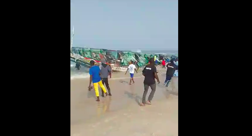 Au moins 24 personnes sont mortes après le naufrage de cette pirogue au large du Sénégal, mercredi 27 février 2024. Crédit : capture d'écran TikTok