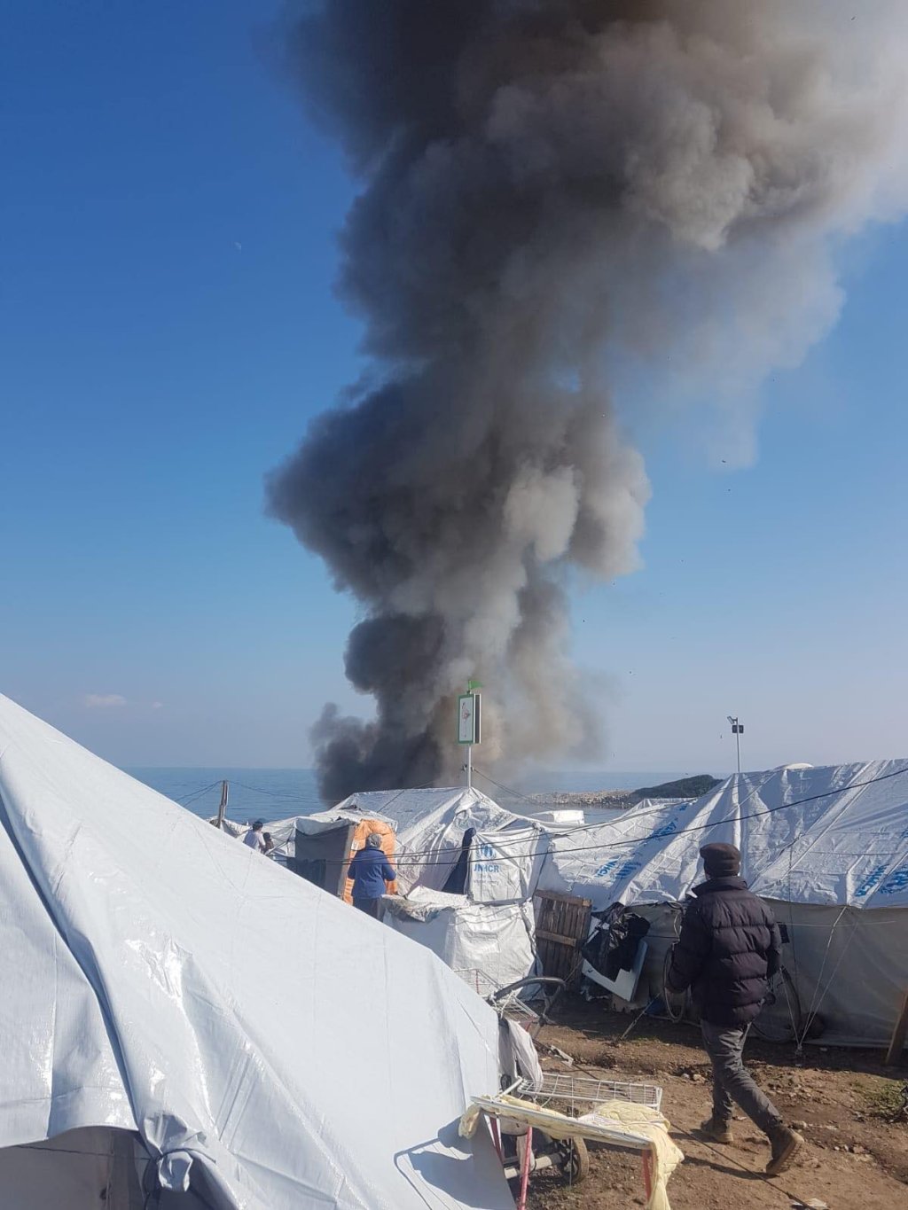 آتش سوزی در اردوگاه کاراتیپه در جزیر لیسبوس یونان (اواسط فبروری ۲۰۲۱) عکس: پناهجویان داخل اردوگاه 