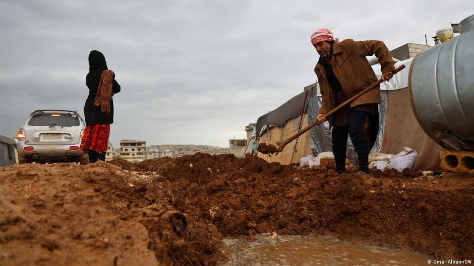 The cold and muddy roads that winter brings make Fatima's life more difficult, but so far she has managed to get by. She is worried about whether she will still be able to receive medical care if she needs help, though. | Photo: Omar Albam/DW