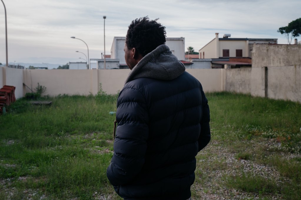 One of the residents of “Dambe So”, Mousa moved to Calabria in 2017 to work in the fields, where he says the work of harvesting citrus fruits in the fields is arduous | Photo: Valentina Camu