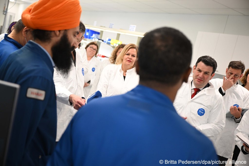 From flle: The points based system used to calculate elegibility is partly based on the Canadian skilled migration system, which German ministers learned about on a visit to Canada in March 2023 | Photo: Britta Pedersen / picture alliance / dpa