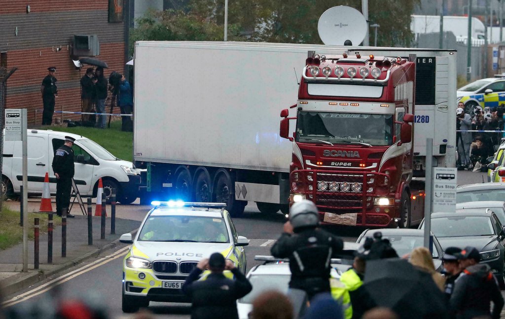 الشرطة ترافق الشاحنة التي تم العثور بداخلها على عدد كبير من الجثث في منطقة صناعية في ثوروك ، إنجلترا ، 23 أكتوبر 2019 | الصورة: Alastair Grant / AP