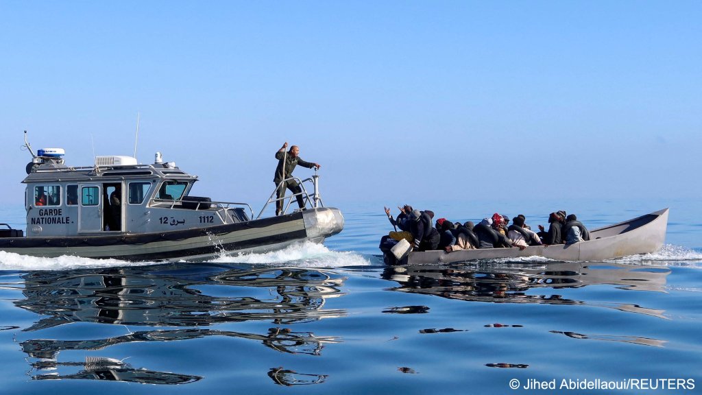 From file: Tunisian coast guards try to stop migrants at sea during their attempt to cross to Italy, off the coast off Sfax, Tunisia April 27, 2023 | Photo: Jihed Abidellaoui / Reuters