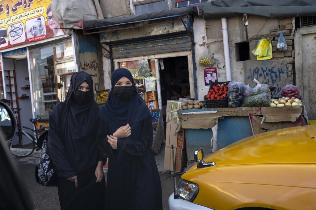 From file: Women walk by a street market in Kabul in June 2023 | Photo: Rodrigo Abd / Associated Press / picture alliance