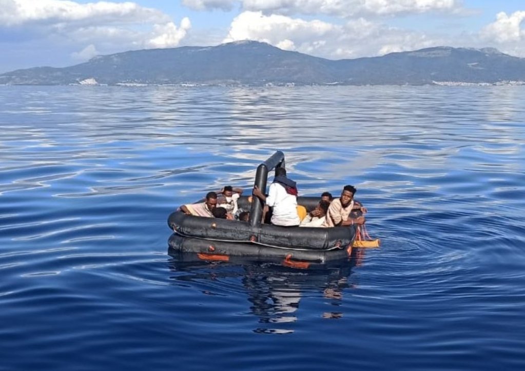 Souvent, les garde-côtes grecs placent les migrants dans des radeaux de sauvetage pour les renvoyer en Turquie. Crédit : compte tTwitter d'Aegean Boat Report