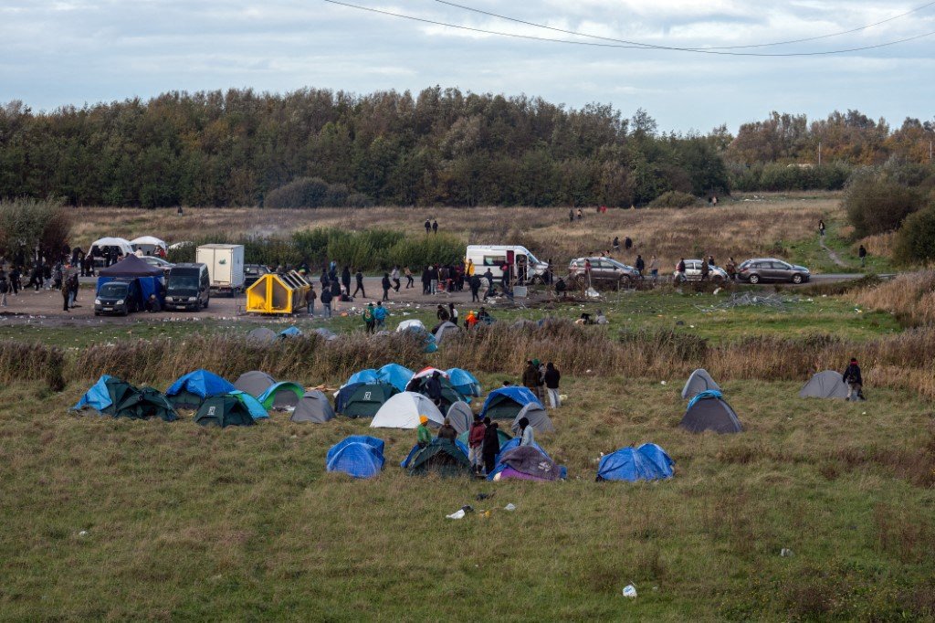Migrants at the makeshift camp at Loon-Plage, near Dunkirk, October 31, 2025 | Photo: AFP