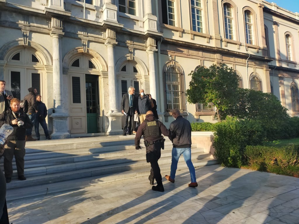 أرشيف. لحظة إدخال أحد المتهمين إلى مبنى محكمة ميتيليني في ليسبوس.09 كانون الثاني/يناير 2023, المصدر: مهاجرنيوز