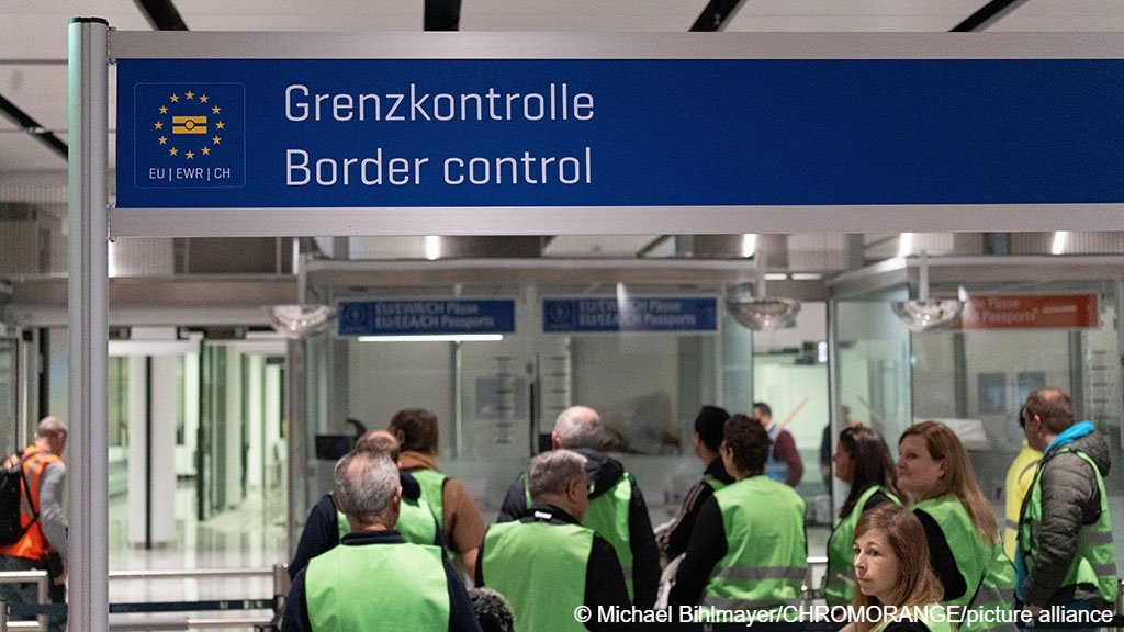 German border controls have been beefed up in recent months, including at airports across the country | Photo: picture-alliance/CHROMORANGE/Michael Bihlmayer