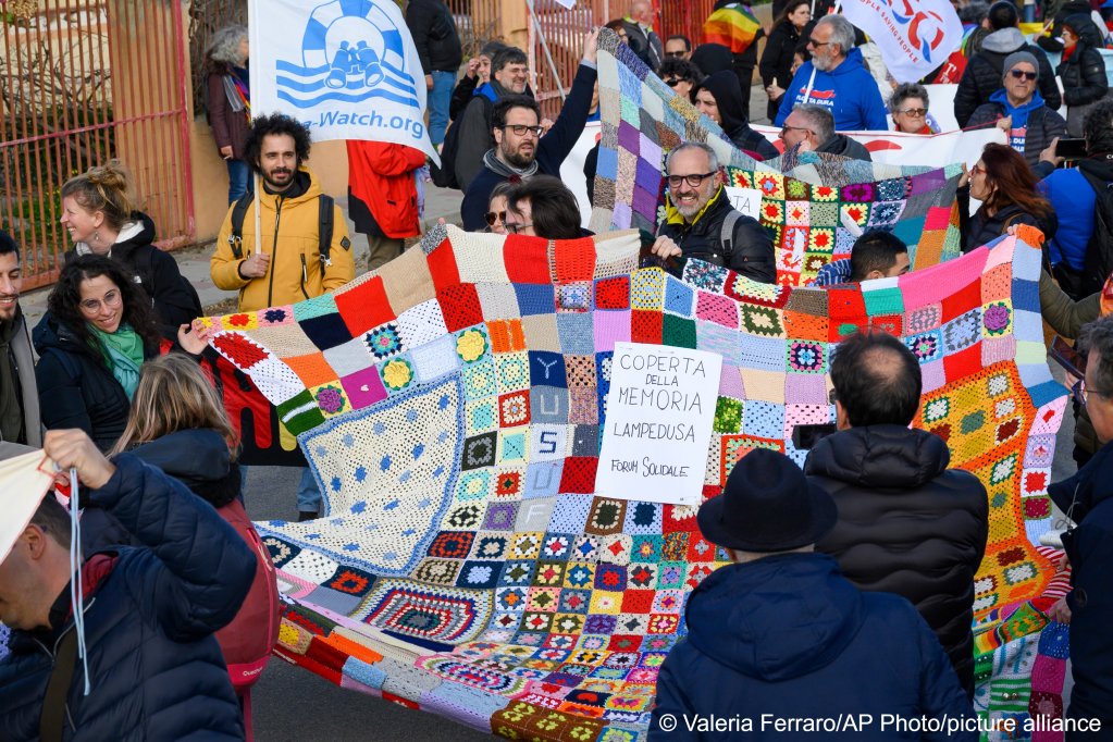 People march in solidarity with the families of the victims of a deadly shipwreck in which at least 76 migrants died on March 11| Photo: Valeria Ferraro/AP/picture-alliance