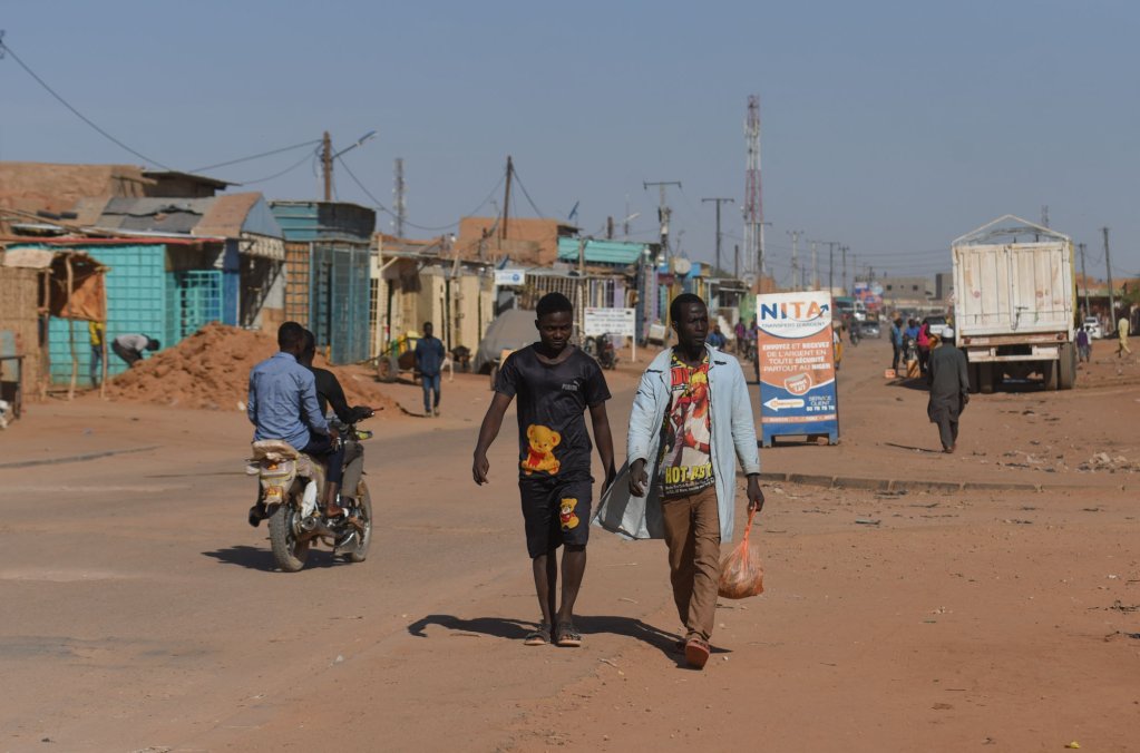 Husseimi Hamissou (à gauche) et Kabirou Youssouf dans les rues d'Arlit à la recherche de travail. Les deux Nigérians attendent depuis des mois de pouvoir rentrer chez eux. Crédit : Mehdi Chebil