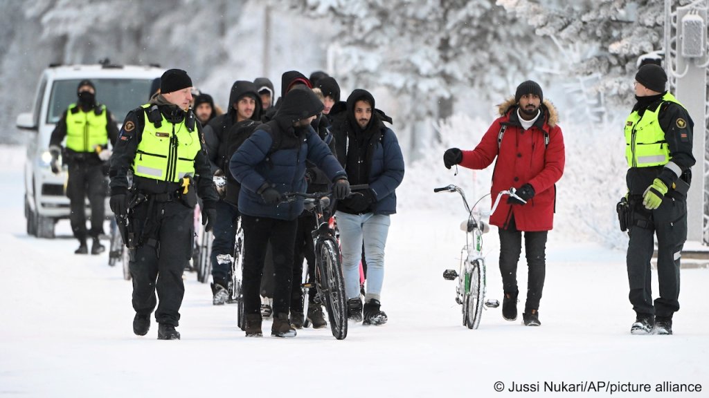 Most of the migrants arrived on bicycles, as crossings on foot are banned | Photo: Jussi Nukati/AP/picture-alliance