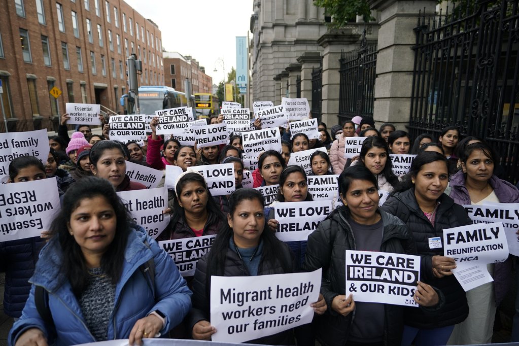 File photo used as illustration: Many migrant women work in the care sector in Europe, like these workers protesting in Ireland to have the right to bring their families over too | Photo: Niall Carson / empics / picture alliance