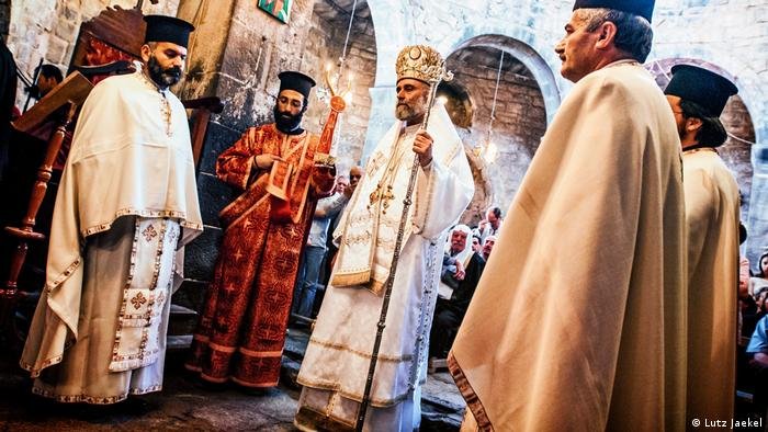 تتميز سوريا بالتنوع الثقافي والديني - صورة من المعرض لقداس في الكنيسة الأرثوذكسية في إزرع جنوب البلاد