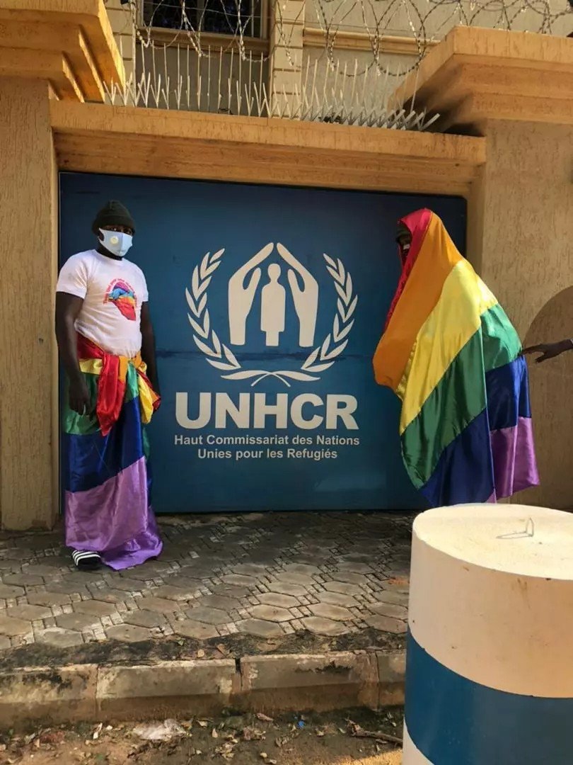 Des migrants brandissent des drapeaux arc-en-ciel devant le bureau du HCR à Niamey pendant la manifestation du 22 août. Crédit : DR