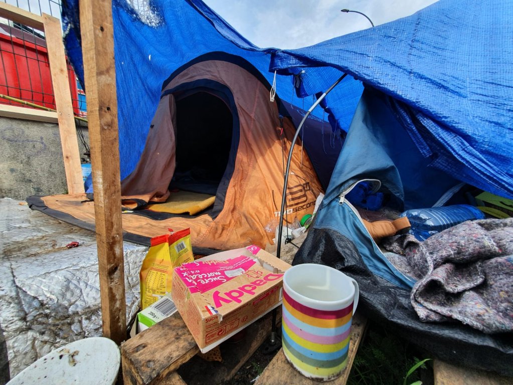 الظروف المعيشية في المخيم مأساوية، مع انتشار عشرات الخيام التي تستقبل مئات المهاجرين. مهاجر نيوز