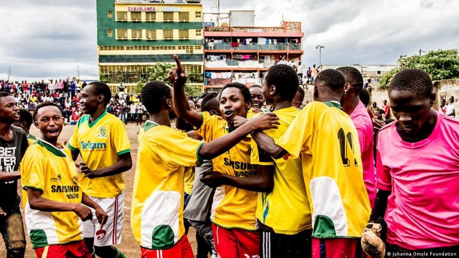 A travers sa fondation, Johanna Omolo se sert du football comme moyen de donner de l’espoir aux jeunes de Dandora. Crédit : Johanna Omolo Foundation