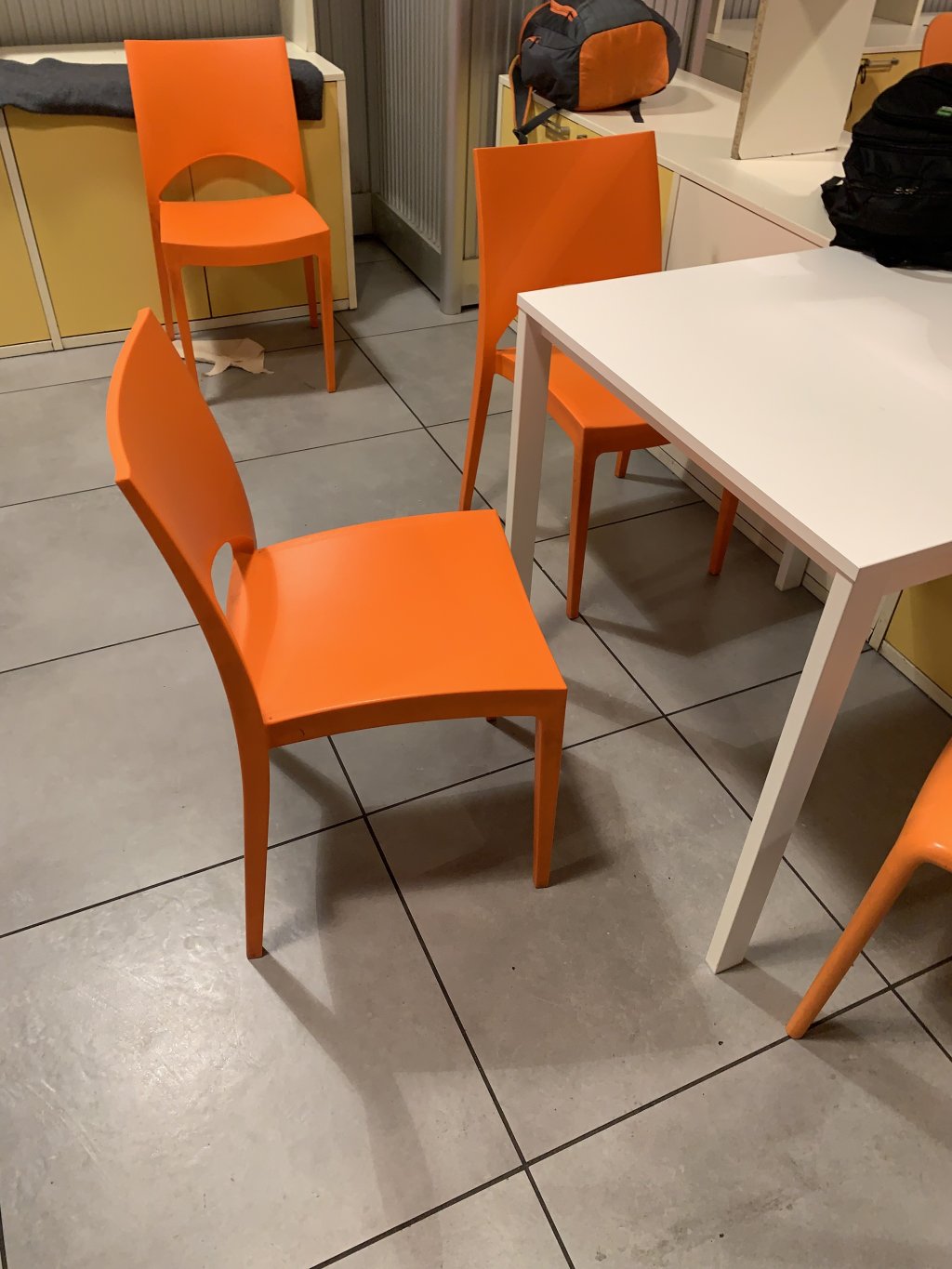 Chairs and tables inside the day center are set out to facilitate activities, phone charging and for people to sit around and talk to each other | Photo: Emma Wallis / InfoMigrants