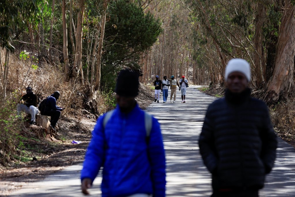 Des migrants marchent à l'extérieur du camp de migrants de Las Raices à La Laguna, sur l'île de Tenerife, en Espagne, le 26 octobre 2024. Crédit : Reuters