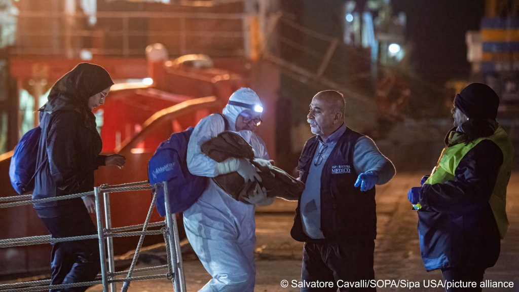 A Sicilian doctor gets off the ship with a 20-day-old baby girl, followed by her mother; According to the Mare Jonio crew, that was the youngest person they had rescued yet | Photo: Salvatore Cavalli / SOPA images / Sipa USA