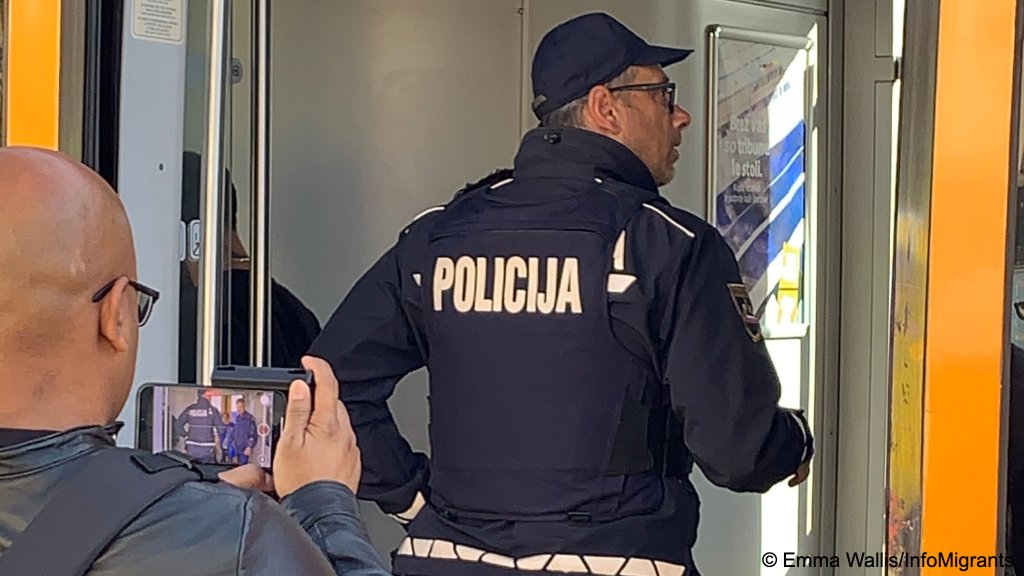 Arafatul Islam (l) films the joint patrol at Sezana station for InfoMigrants | Photo: Emma Wallis / InfoMigrants