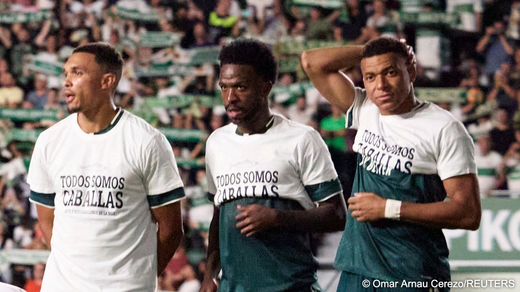 Real Madrid's Kylian Mbappé (right) and Vinicius Junior (center) rolled up their t-shirts displaying a slogan in solidarity with the people of Ceuta. The move was supposed to indicate that their sympathy lay with the residents of the Spanish city, but also with migrants who died trying to reach Ceuta or who were currently struggling, Mbappé has explained | Photo: Omar Arnau Cerezo / Reuters
