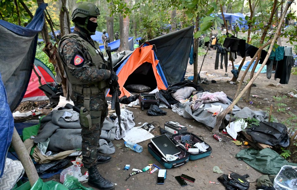 Un militaire serbe dans le camp de migrants démantelé près de la frontière avec la Hongrie. Crédit : ministère serbe de l'Intérieur