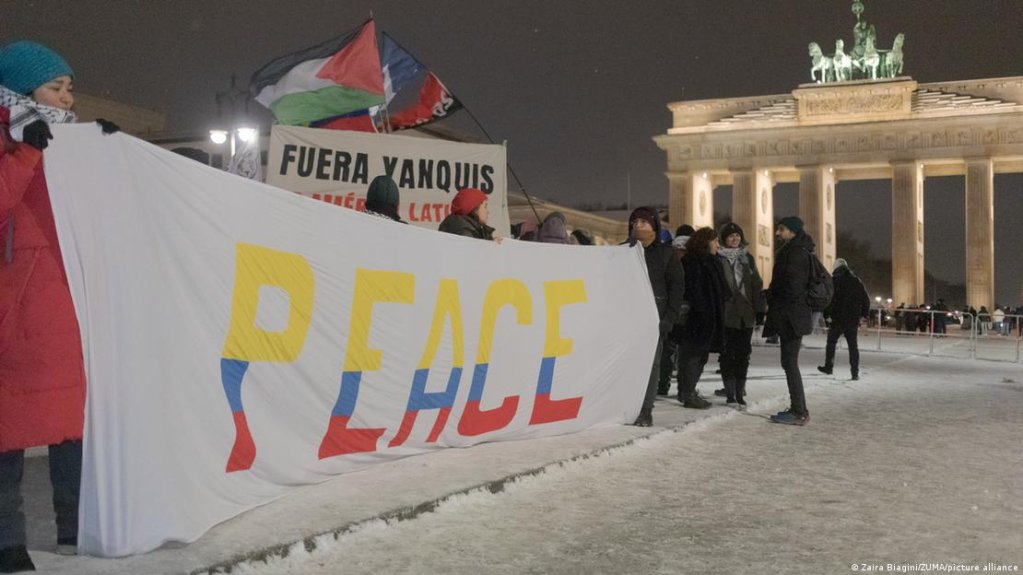 Braving the cold: The reactions to Maduro's ouster were somewhat muted in Germany, with few people holding a rally outside Berlin's Brandenburg Gate, asking for peace and order | Photo: Zaira Biagini/ZUMA/picture-alliance