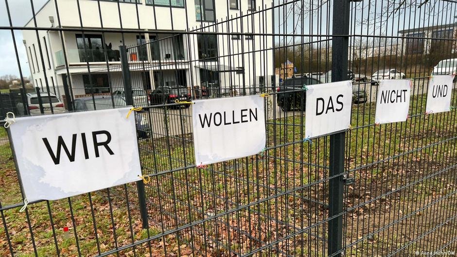 Protest against the construction of an asylum shelter in Upahl, northern Germany | Photo: Anne Höhn/DW