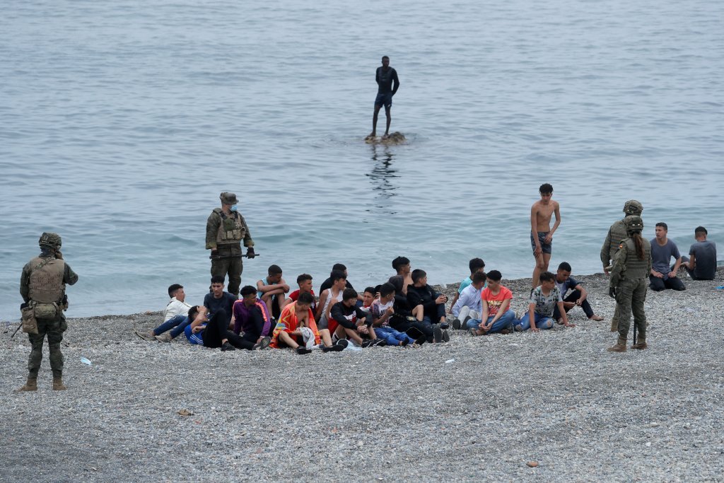 Thousands of irregular Moroccan migrants arrived on Ceuta's beaches on May 17, 2021 
| Photo: Reuters
