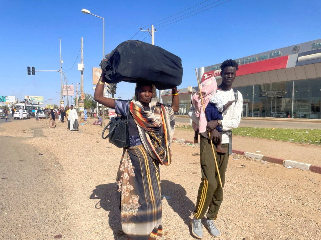File photo: A couple and their child attempt to flee conflict in the Sudanese capital Khartoum | Photo: Reuters