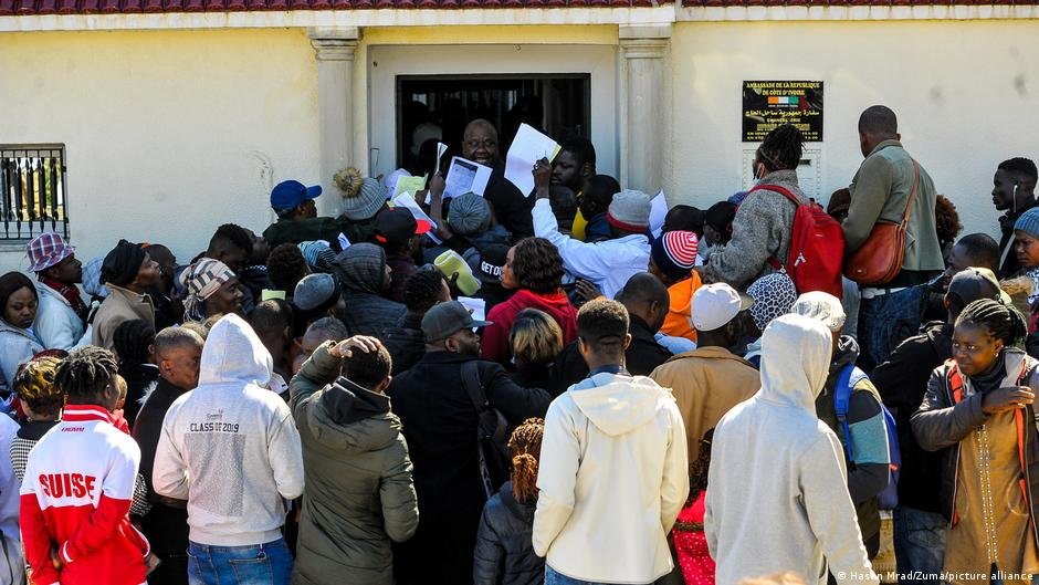 This picture shows people crowding in front of the embassy of Ivory Coast in Tunis, hoping to get help to get back home | Photo: Hasan Mrad/Zuma/picture alliance