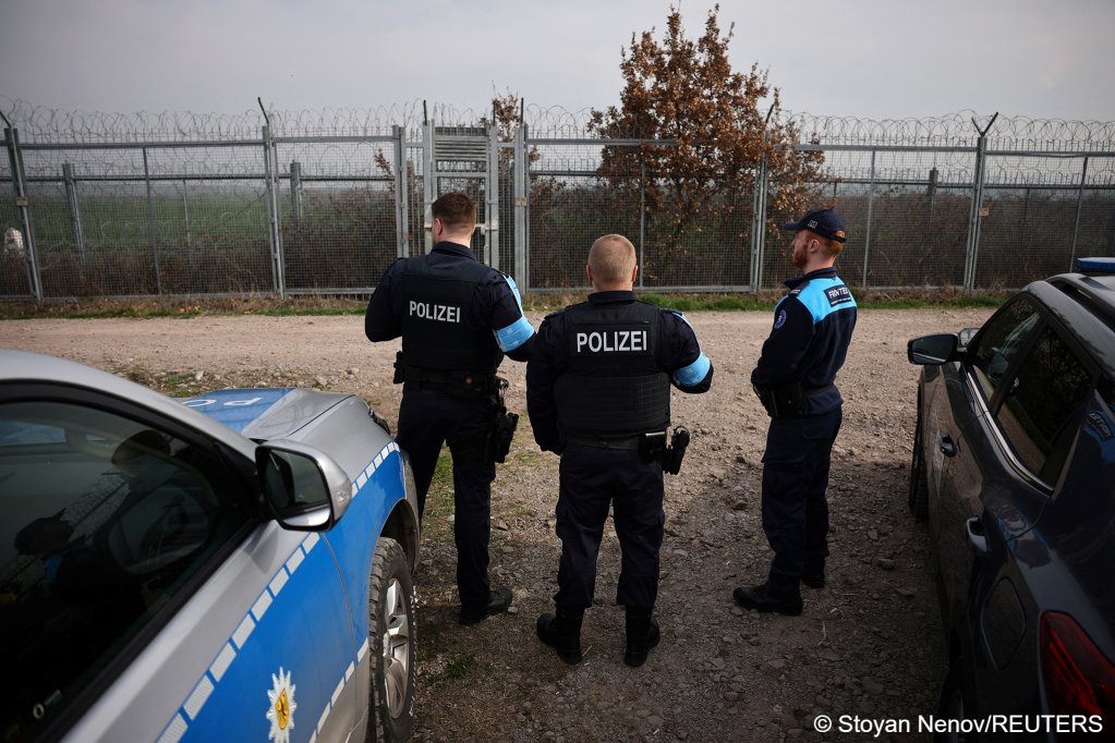 File photo used as illustration: Frontex border police from Germany and Greece are pictured near a fence at the border between Bulgaria and Turkey, near Kapitan Andreevo, Bulgaria,February 29, 2024 | Photo: Stoyan Nenov / Reuters