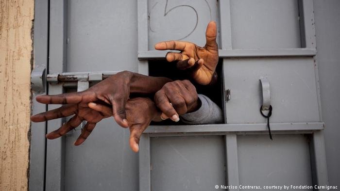 Migrants are held in inhumane conditions in Libya, where they suffer extortion, abuse, rape, slavery, torture and even murder | Photo: Narciso Contreras/Fondation Carmignac