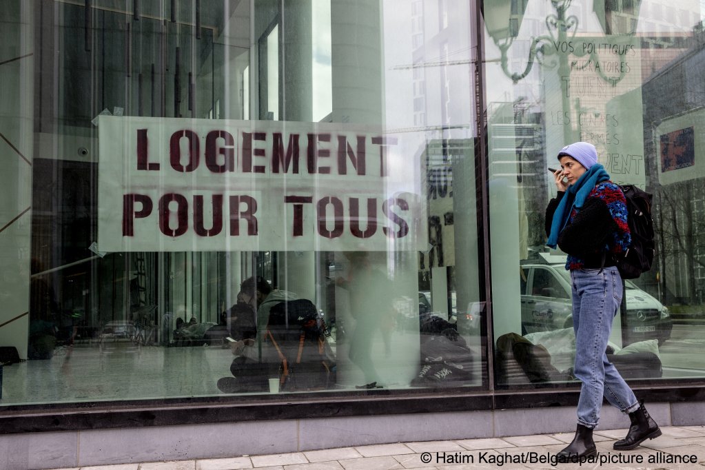 Demonstrators in Brussels put up a sign in the building they requisitioned demanding 'accommodation for all' | Photo: Picture-alliance