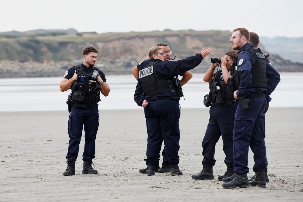 Police officers patrol the beach in Wimereux, northern France, in September 2021 | Photo: Reuters