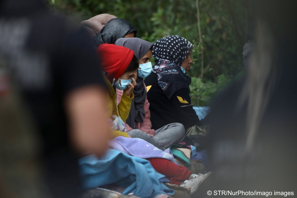 Migrant women in Poland near the Belarusian border on August 20, 2021 | Photo: STR/NurPhoto/imago