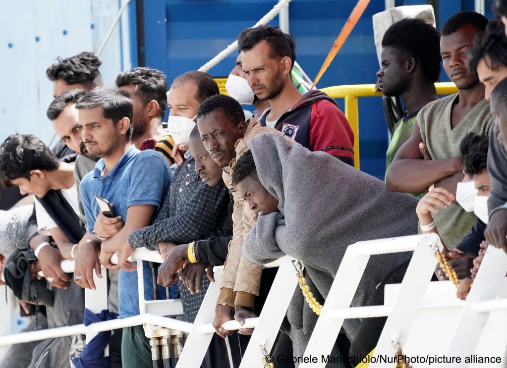 Some of those on the ship had been at sea for over a week before beginning their disembarkation | Photo: Gabriele Maricchiolo/NurPhoto/picture alliance