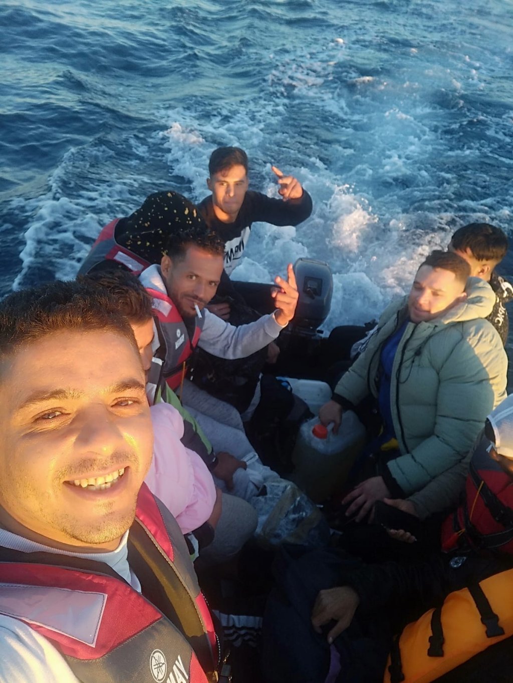 راشد على متن القارب رفقة باقي الشباب التونسيين الذين رافقوه خلال الرحلة. الصورة: خاصة