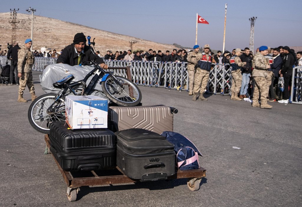 File photo: Syrians wait to cross into Syria from Hatay, Turkey on December 2024. Turkey has been home to more than 3 million Syrians fleeing civil war | Photo: Kazim Kizil / EPA