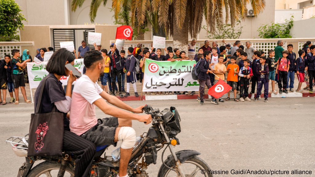 File photo: This demonstration that took place in May 2024 is just one of many over the last few years of Tunisians calling for their authorities to repatriate sub-Saharan African migrants, many of whom set up makeshift camps around Sfax, often after being pushed out of other places they had been living and working by the authorities  | Photo: Yassine Gaidi / Anadolu