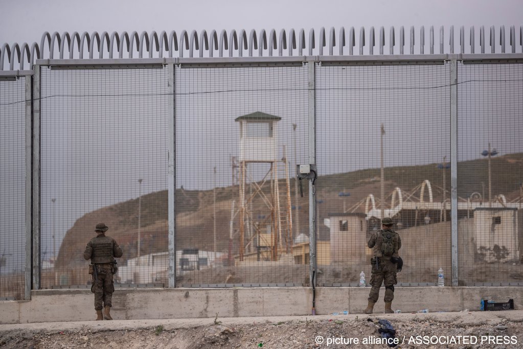 File photo: The Spanish government said on Monday the situation had been 'brought under control' by security forces on both sides of the fence | Photo: Bernat Armangue / picture alliance / Associated Press