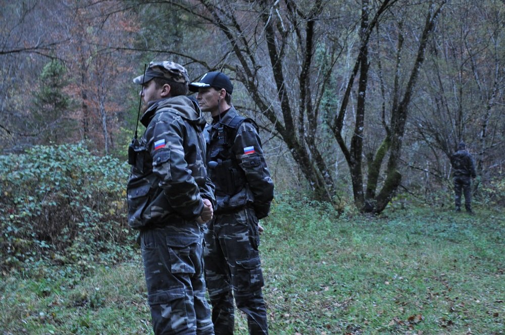 Une milice d'extrême-droite patrouille le long de la frontière sloveno-croate, dans la forêt. Crédit : Dana Alboz / InfoMigrants