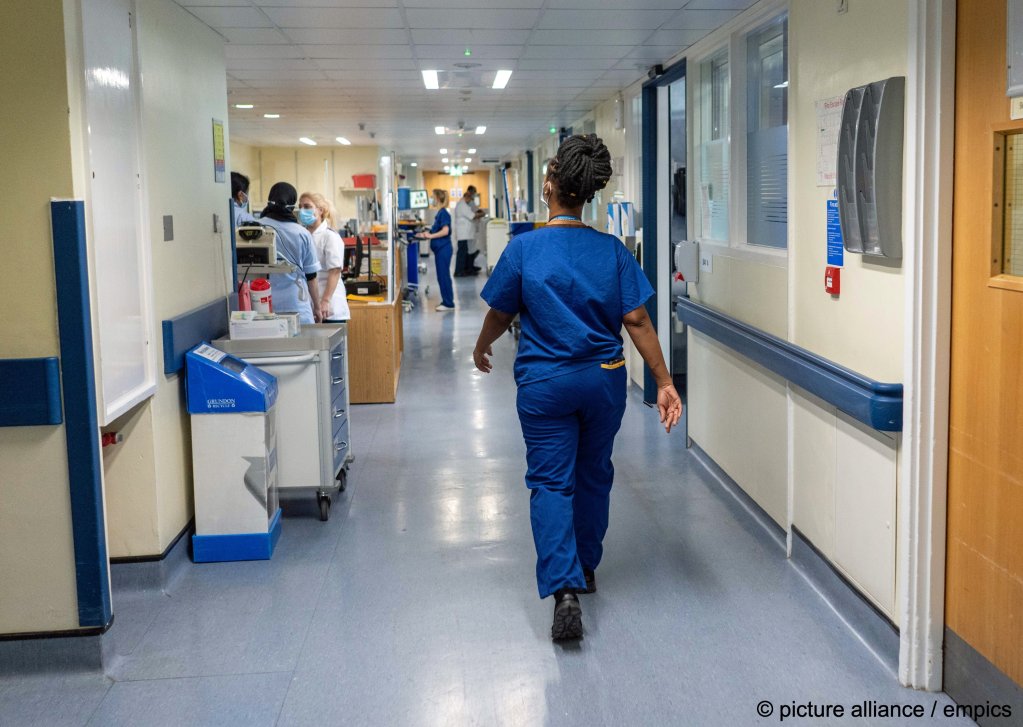 From file: Although the health and social care visas may have seemed like a golden ticket, many people find the reality of care work in the UK is hard and gruelling, more and more nurses are leaving for better wages in other countries | Photo:Jeff Moore / picture alliance / empics