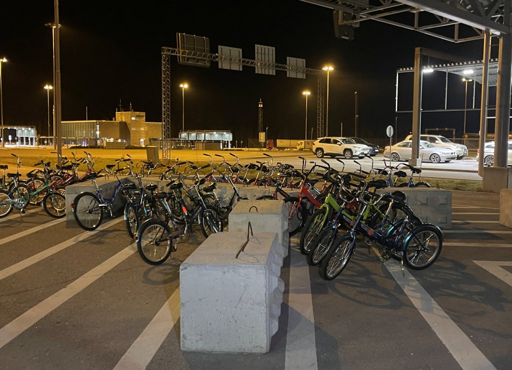 Confiscated bicycles sit at the border between Russia and Finland at the Nuijamaa border checkpoint in Finland, November 17, 2023. | Photo: REUTERS/Attila Cser