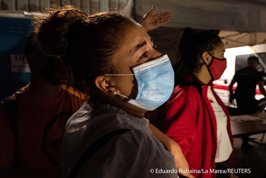 Sarah Bettache reacts after seeing her brother Ahmed, a 19-year-old migrant from Morocco, in the port of Arguineguin, on the Canary Island of Gran Canaria, Spain, November 16, 2020. | Photo: Eduardo Robaina/  REUTERS/La Marea